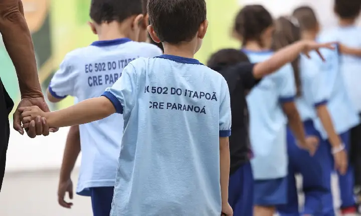 Alunos de escola no DF são “punidos” com flexão e PMs são afastados