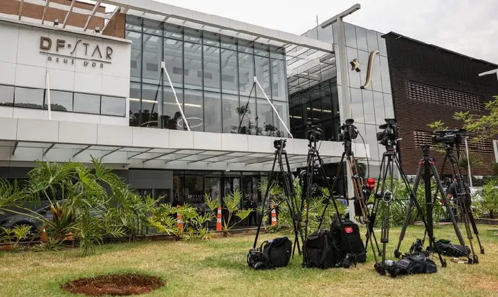 Bolsonaro apresenta crise de soluços e pressão alta após procedimento