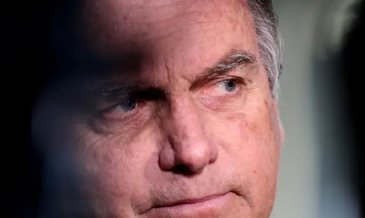 Bolsonaro tem crise de soluço e passa por atendimento médico na prisão