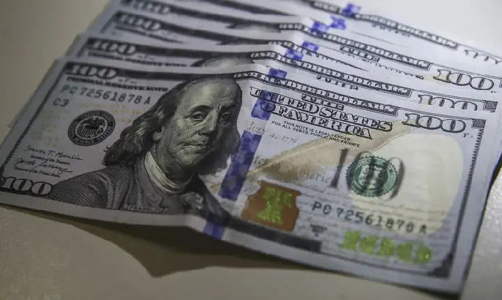 Brasil tem segunda maior saída de dólares da história em 2025