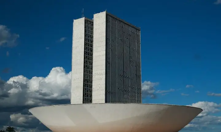 Câmara cancela passaporte diplomático de Eduardo Bolsonaro e Ramagem