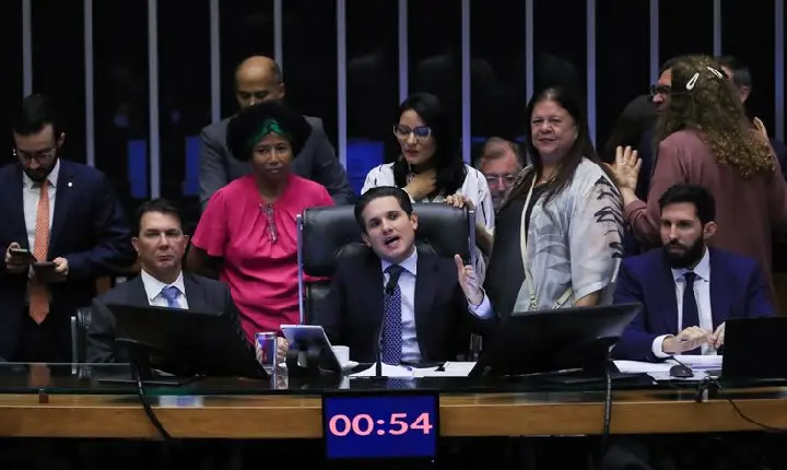 Câmara dos Deputados aprova licença menstrual de até 2 dias
