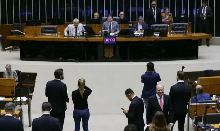 Câmara pode votar hoje projeto com novas regras para devedor contumaz 
