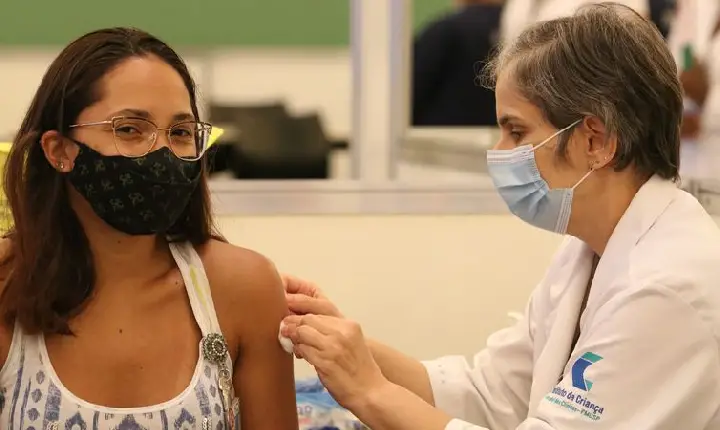 Campanhas podem aumentar adesão de jovens adultos à dose de reforço