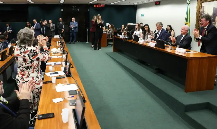 CCJ aprova admissibilidade de propostas que acabam com escala 6x1