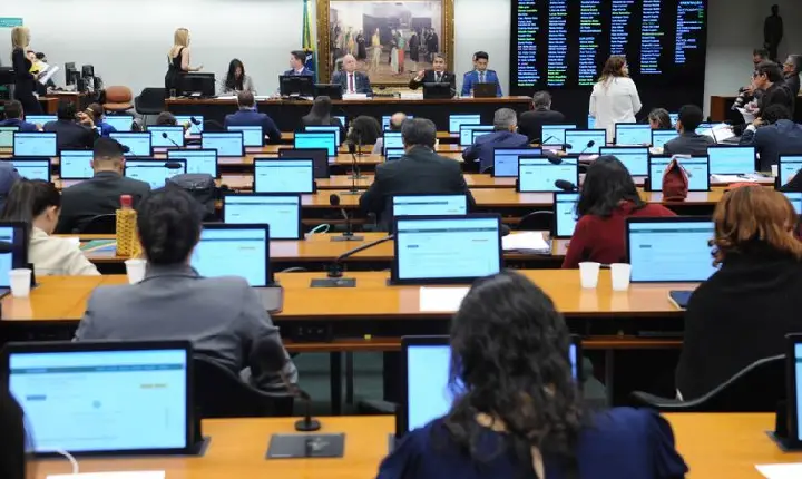 CCJ da Câmara se posiciona a favor de cassação de Carla Zambelli