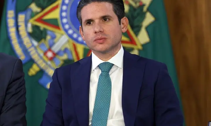 Com fuga de Ramagem, Motta proíbe deputados de votarem do exterior