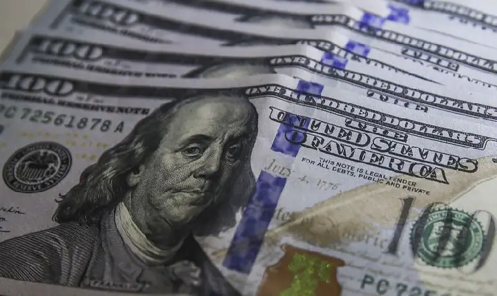 Com terceira queda seguida, dólar fecha o dia cotado a R$ 4,80