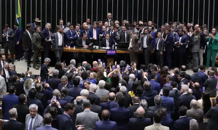 Corregedor da Câmara pede suspensão de 3 deputados envolvidos em motim