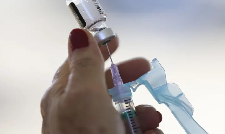 Covid-19: governo libera quarta dose para maiores de 40 anos