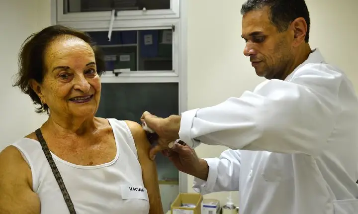 Covid-19: Rio aplica segundo reforço para idosos com 60 anos ou mais