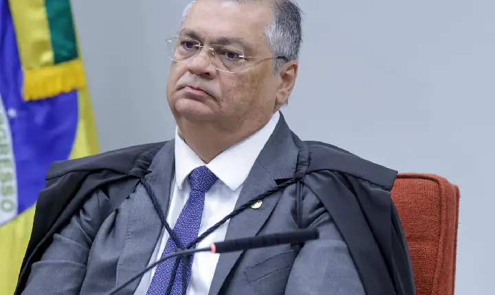 Dino manda suspender pagamento de penduricalhos nos Três Poderes 