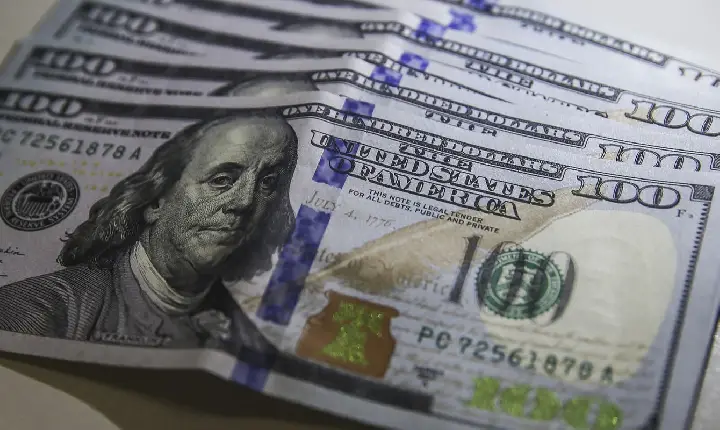 Dólar cai para R$ 5,20 e atinge menor valor em 20 meses