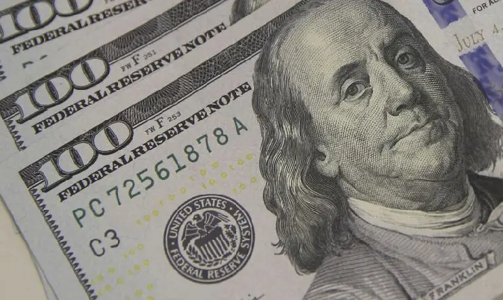 Dólar fecha em R$ 5,0578, registrando forte queda nesta sexta-feira