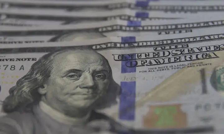 Dólar fecha em R$ 5,16 e atinge menor valor em 20 meses