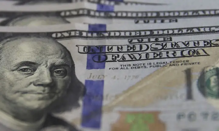 Dólar sobe e petróleo dispara com ataque militar ao Irã; entenda