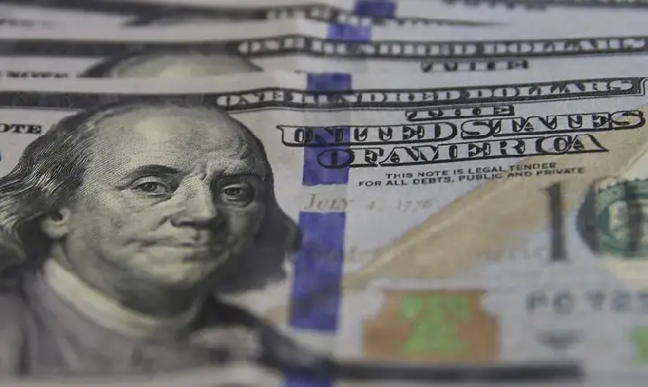 Dólar sobe para R$ 4,89 com incertezas domésticas e externas