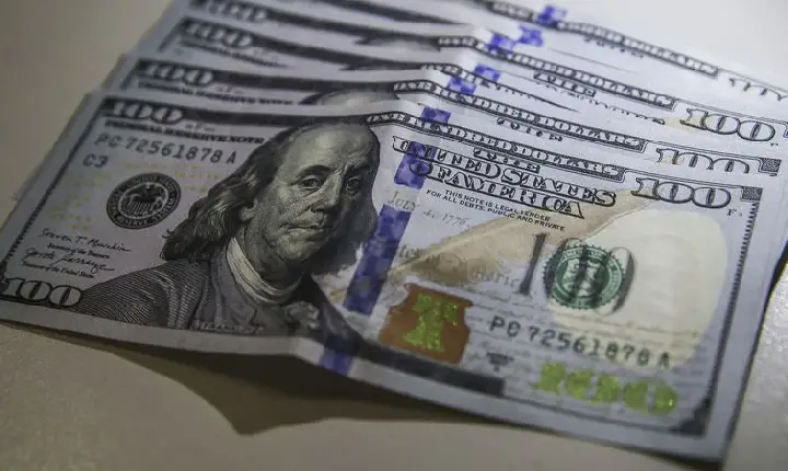 Dólar sobe para R$ 5,25 e tem quarta semana seguida de alta