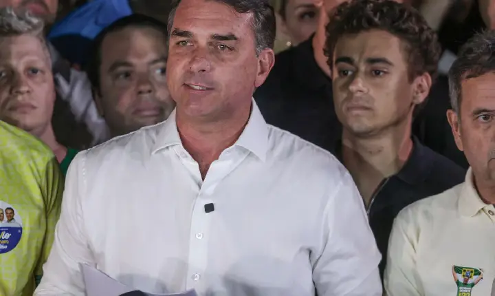 Em carta golpista, Flávio agradece Milei e Trump por apoio para fuga