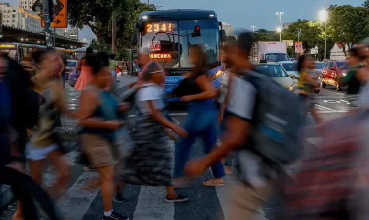 Empresas pagavam, em média, 15,8% mais a homens que a mulheres em 2023