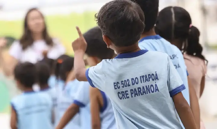 Ensino fundamental atinge 99,5% de frequência; atraso escolar cai 