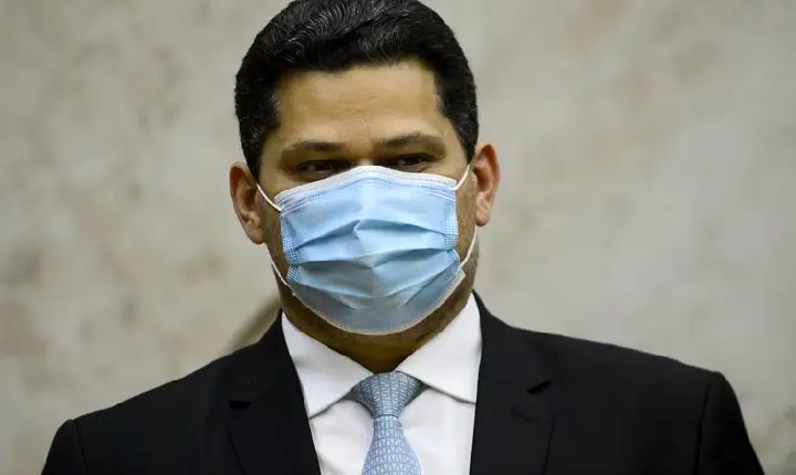 Ex-presidente do Senado é internado com fortes dores abdominais