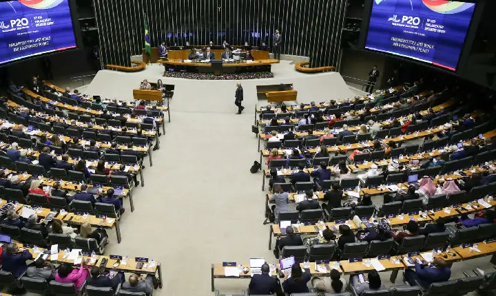 Fachin discursa no Congresso e defende independência dos Poderes