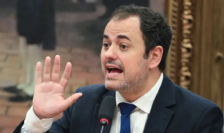 Glauber Braga é retirado à força após ocupar mesa da Câmara