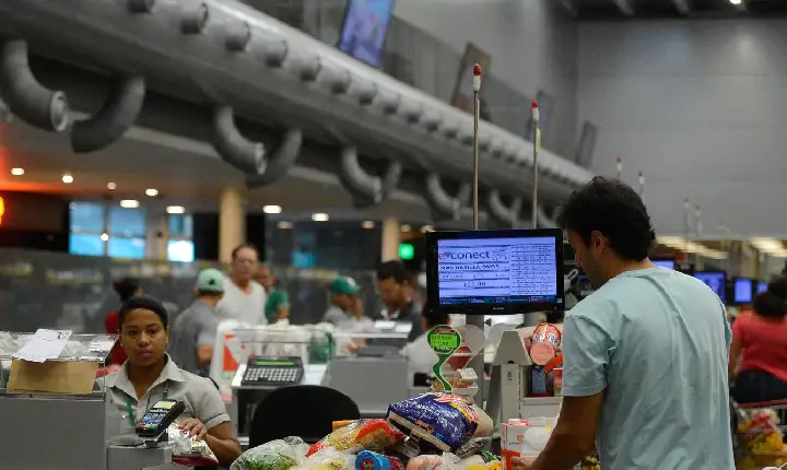 Governo adia por 90 dias regra sobre trabalho no comércio em feriados