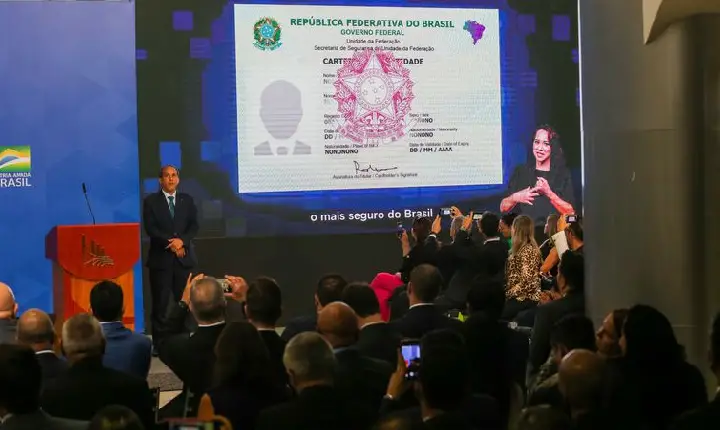 Governo entrega primeiras carteiras de identidade nacional