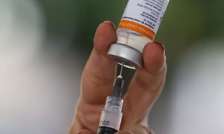 Há 5 anos, Brasil aplicava primeiras doses de vacina contra a covid-19