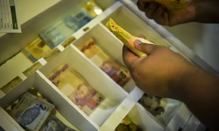 Inflação que reajusta o salário mínimo fecha em 4,18%