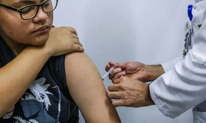 Jovens de 15 a 19 anos podem se vacinar contra HPV até junho de 2026