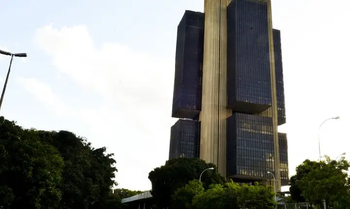 Juros do crédito pessoal e cartão rotativo avançam para as famílias