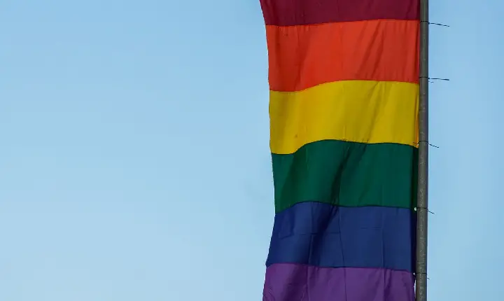 Justiça condena pais a indenizar filho expulso por orientação sexual