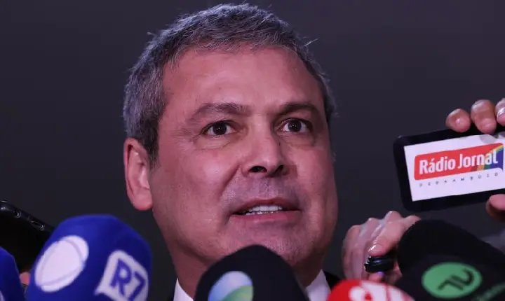 Líder do PT considera escandalosa decisão de votar PL da dosimetria