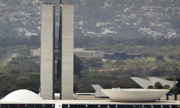 Lula sanciona, com vetos, reajuste salarial para cargos do Legislativo