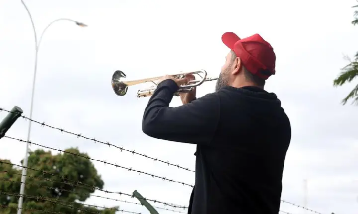 Manifestantes favoráveis e contrários a Bolsonaro fazem atos na PF