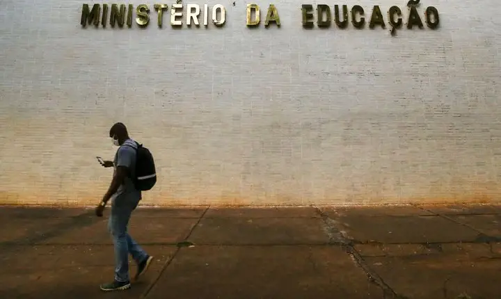 MEC prorroga para 26 de maio convocação da lista de espera do Fies