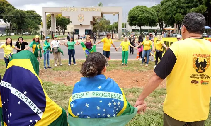 Médico e advogados visitam Bolsonaro antes de audiência de custódia