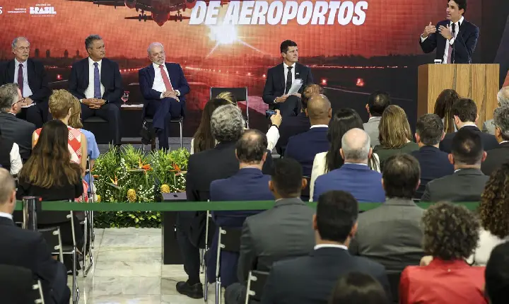 Ministro celebra anúncio de R$ 5,7 bi para ampliar aeroportos no país