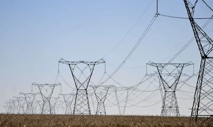 Ministro intermedia acordo para suspensão de reajuste da conta de luz