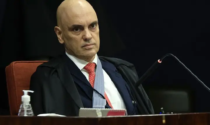 Moraes autoriza Bolsonaro a deixar a prisão para fazer cirurgia 