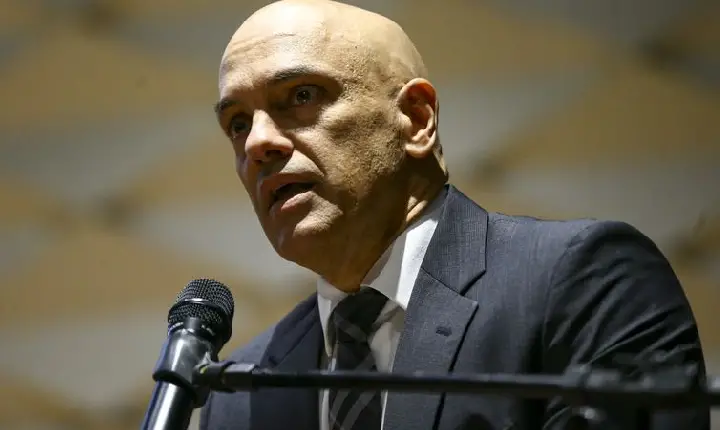 Moraes dá prazo de 5 dias para PGR opinar sobre Bolsonaro em embaixada