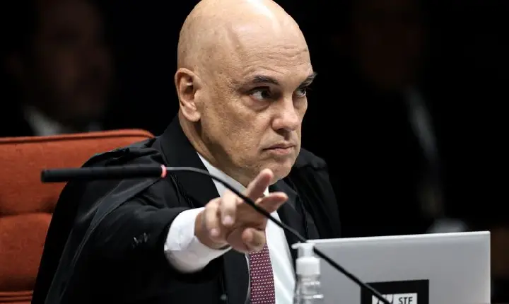 Moraes manda Bolsonaro explicar uso de celular por Nikolas em visita