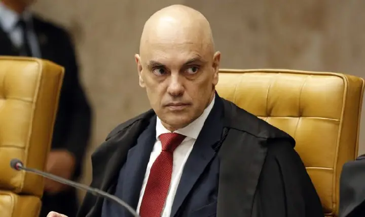 Moraes pede que Filipe Martins explique perda do sinal da tornozeleira