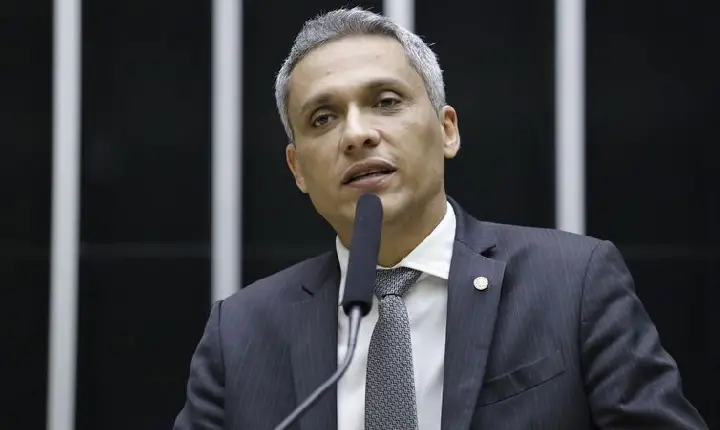 Moraes suspende ação penal contra deputado Gustavo Gayer