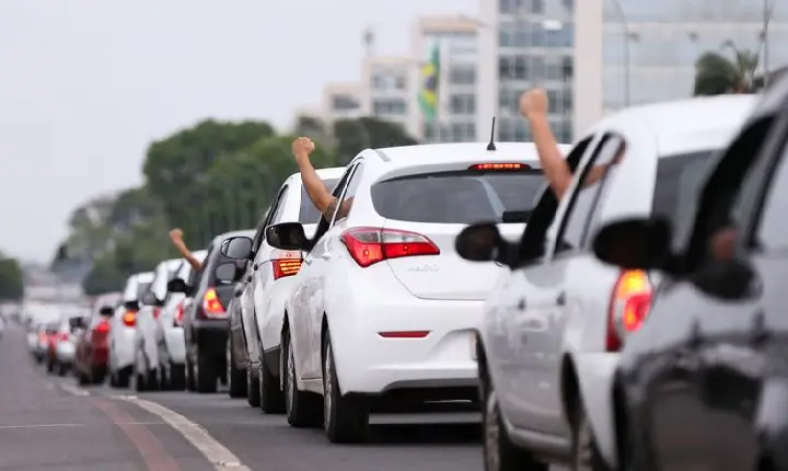 Motoristas de aplicativo caíram no “conto do vigário”, diz Sakamoto