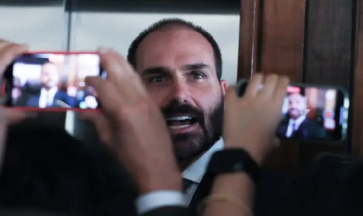 Motta notifica Eduardo Bolsonaro sobre processo de perda do mandato