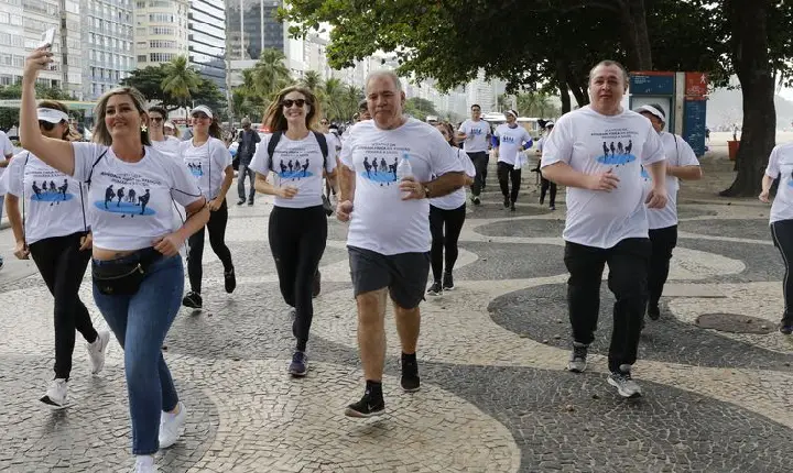 No Rio, caminhada no Leme dá largada a projeto de incentivo à saúde